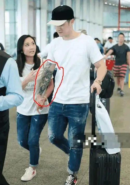 蒋劲夫与女友甜蜜现身机场,大花臂纹身格外抢镜,生活放任自流