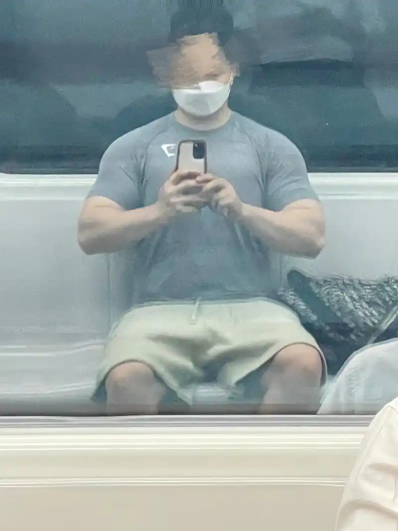 坐地铁拍健身照着实有点尴尬 #健身是生活的一部分 #自然健身 - 抖音