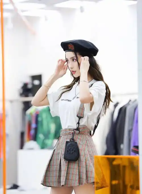 杨颖时尚穿搭:露脐装秀出魔鬼身材_皮肤_服装_穿着