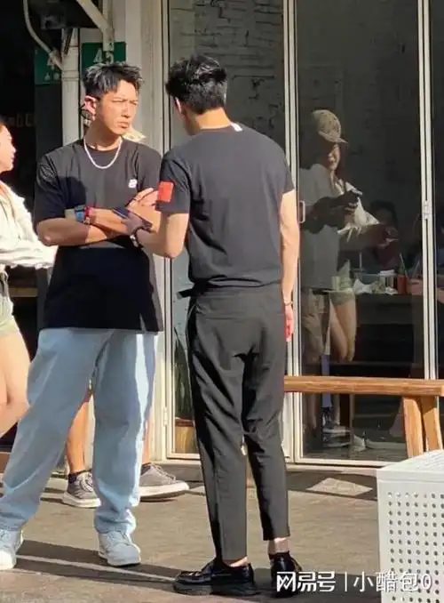 柯震东王大陆小饭店聚餐,脸上伤痕引关注,七宗时尚配饰闪耀登场