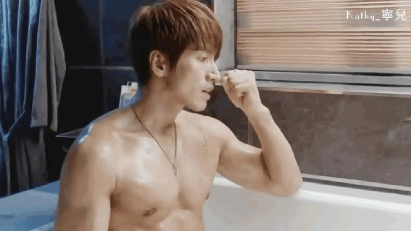 原来言承旭的身材这么好哦,腹肌好明显.