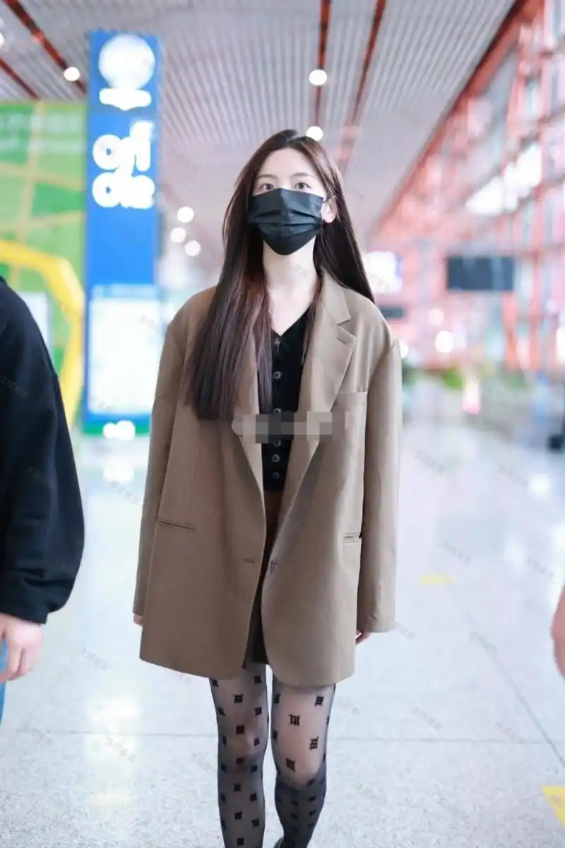 杨超越黑丝美腿路拍,怎么看怎么别扭呢!