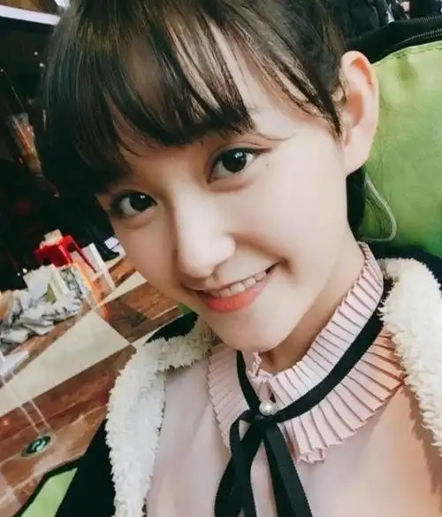 中戏艺考学长拿着卸妆水迎接,蒋依依无惧素颜,面对镜头甜美露笑