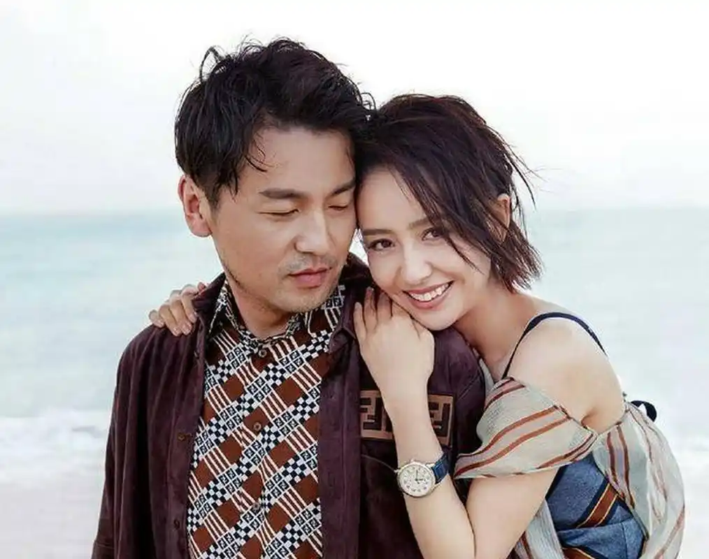 当年佟丽娅和陈思诚结婚时,雷佳音担任婚礼司仪,但陈思诚的母亲却怒骂