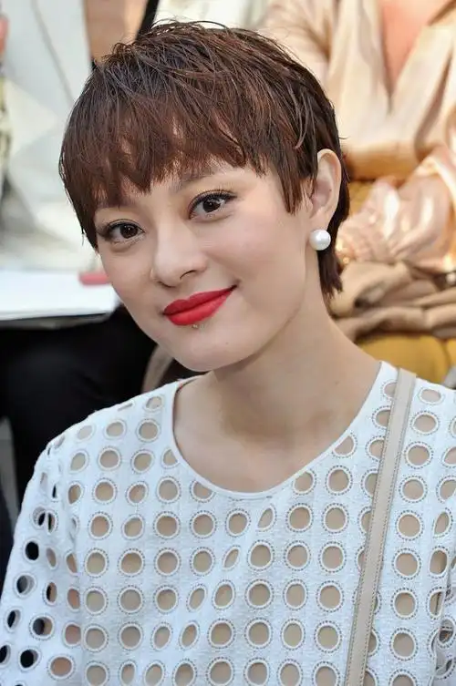 无修镜头中的孙俪看着五官真挺大的虽然短发像出油了但很精致