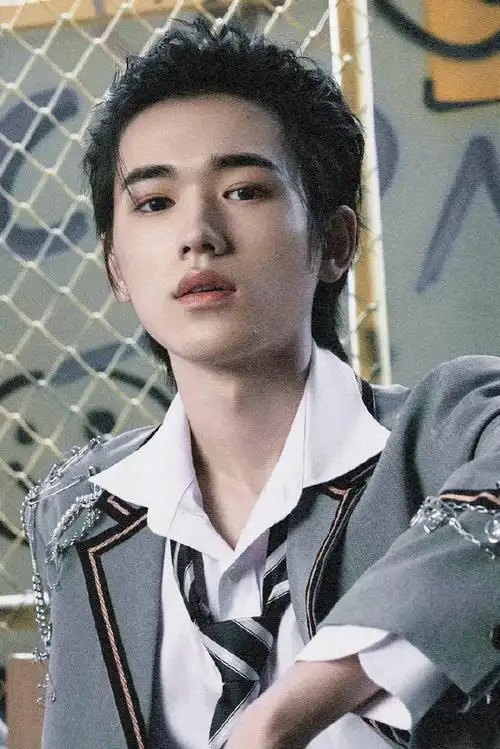 宋亚轩制服背头造型##宋亚轩西装衬衫背头造型