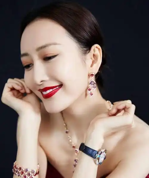 王鸥穿得很奢华,碎花裙和珠宝系列看起来很漂亮_红色_裙子_首饰