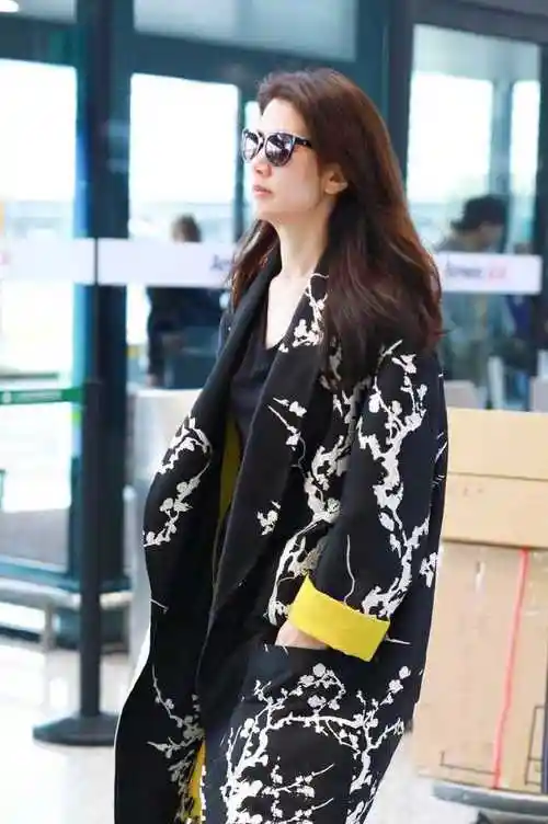 袁咏仪真低调穿中国风大衣配牛仔裤走机场气场十足像巨星