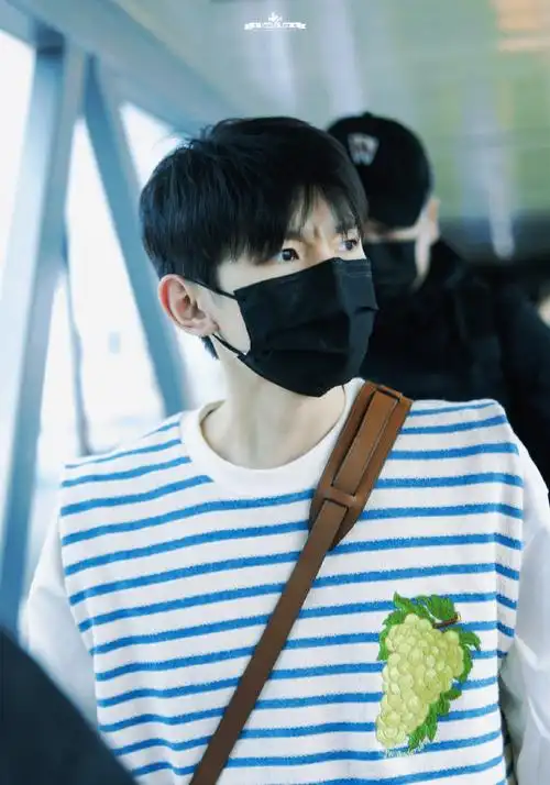 王源出席qq音乐巅峰盛典