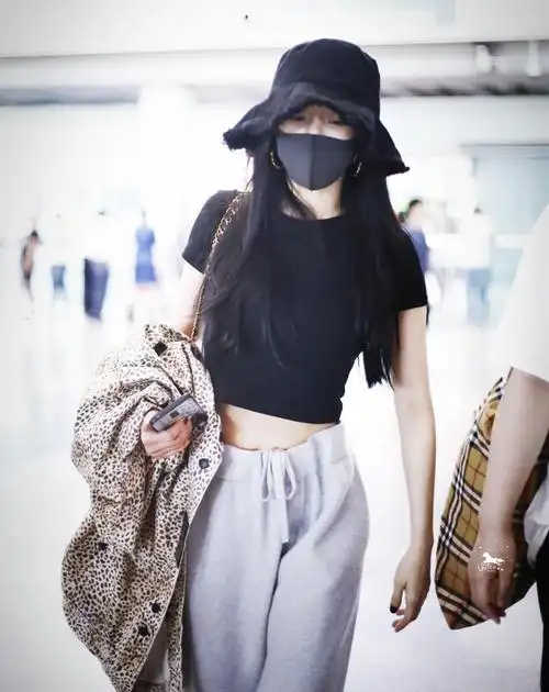 杨幂酷出新境界,露腰装大秀"蚂蚁腰",运动裤都能穿出时尚感!