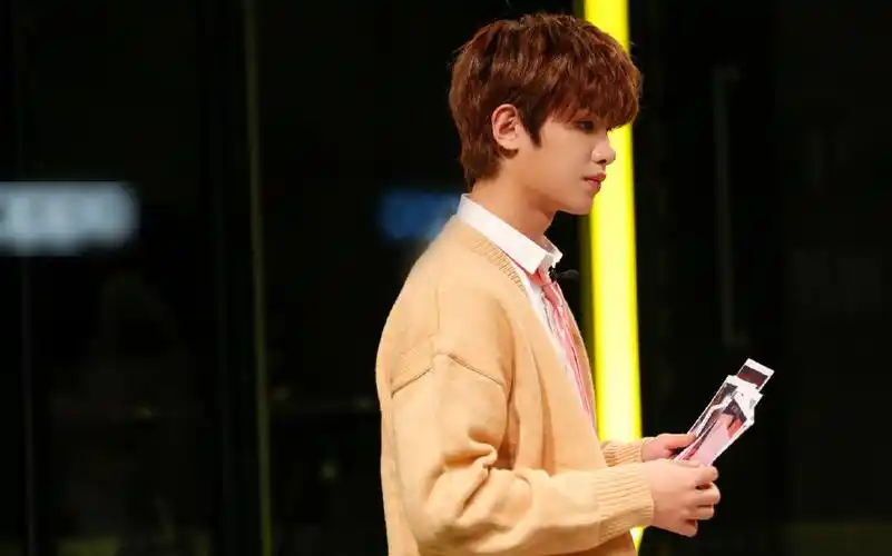 第八期图片,分享一组黄明昊图片给大家,图中的明星图片壁纸会点缀你的