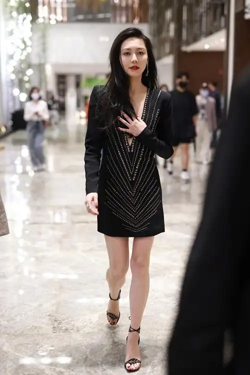 黄梦莹的气场好强身材不如老板杨幂但魅力和风韵却一点不输