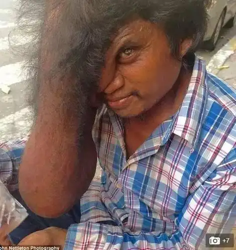 澳洲夫妇出国旅游看到一个极丑无比的男人,于是他们开始了一场