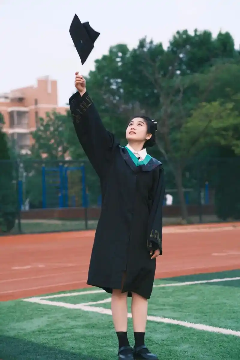 发一组学士服写真啦