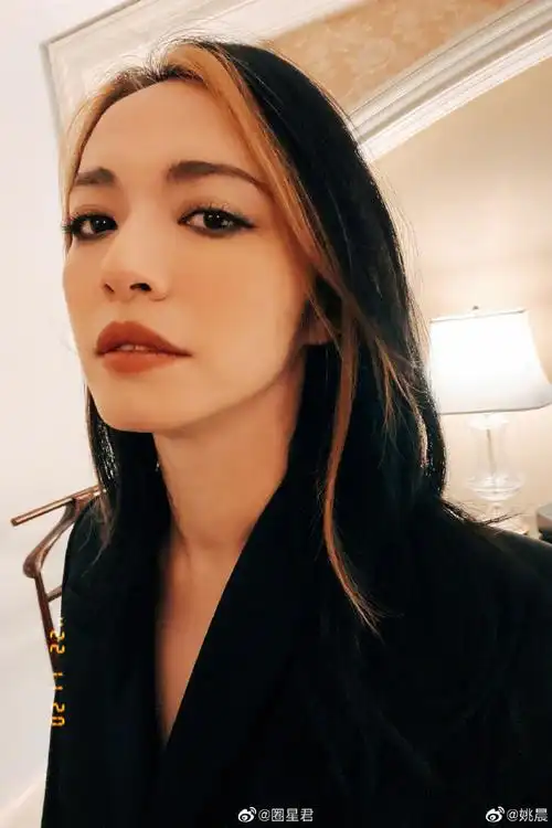 姚晨说看嘴就能认出自己童年照##姚晨看到自己旧照片的反应