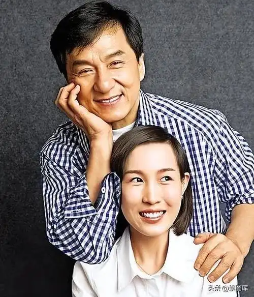 成龙一家罕见的旧合照,成龙一脸老态,70岁林凤娇清丽优雅似姐姐