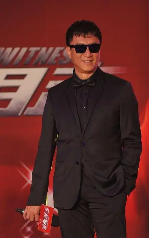 孙红雷戴上墨镜太有"大哥范儿",随便坐着都很霸气,太有型了