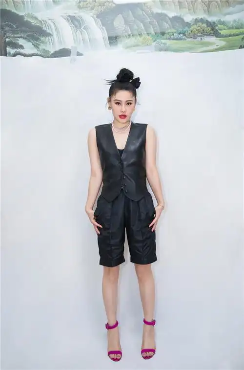 《说唱听我的》袁娅维高丸子头黑色皮马甲 酷帅清凉穿搭御姐范十足