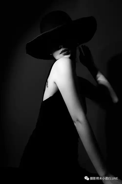 女神赫本风丨手把手教你拍出复古黑白时尚大片