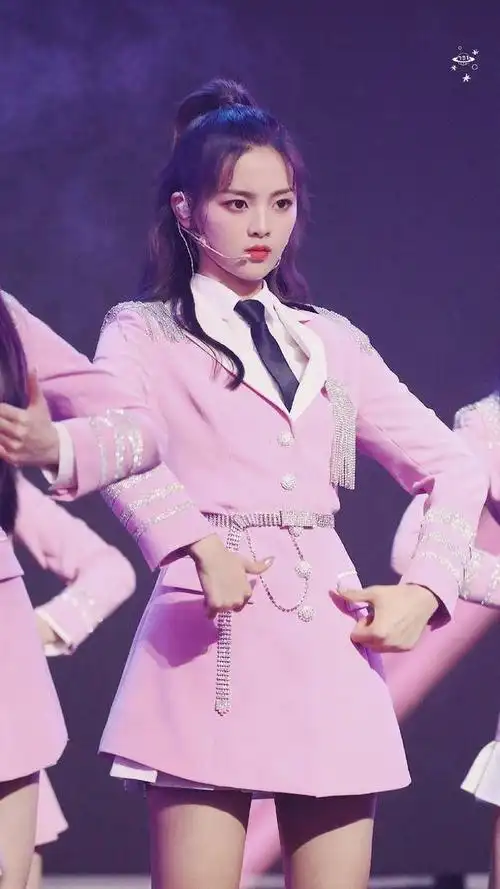 舞台中心的杨超越手拿仙女棒,实力演绎活力少女