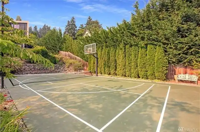 柯克兰kirkland湖景双层别墅传统装修设计3室4卫花园庭院私人篮球场