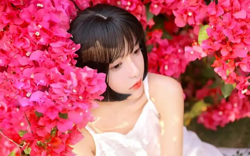 桌面壁纸 美女 生活照片 > 花丛中的短发甜美萝莉美女图片1/6 2/6 3/6