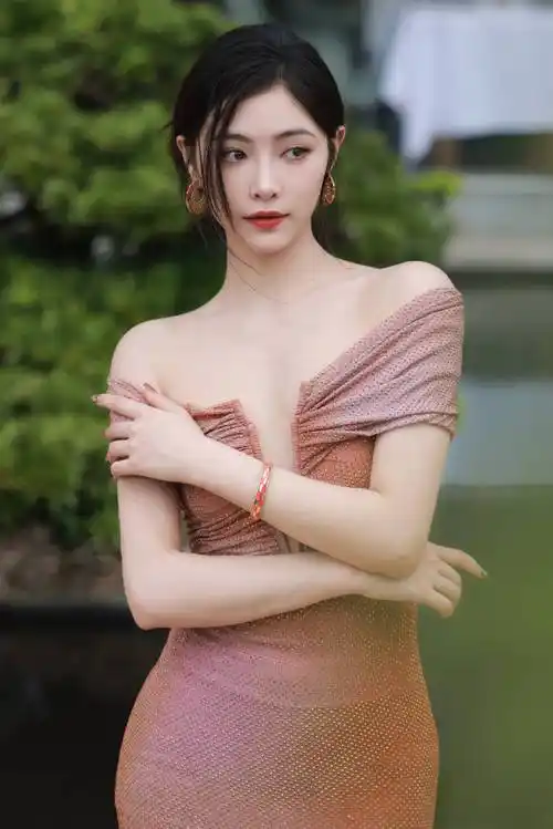 许佳琪桃粉碎金写真释出 扎发配深v紧身裙性感可爱