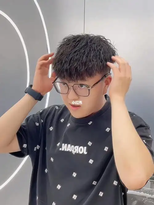 男生短发碎发男生发型简单的自然小碎盖