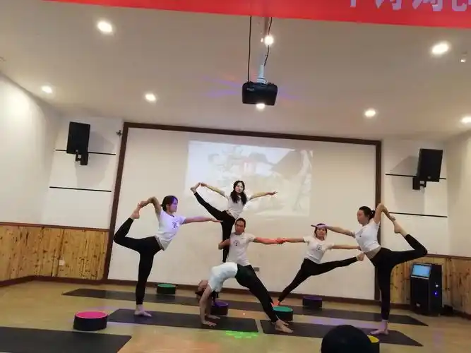 瑜伽表演    叶雯等六人小组