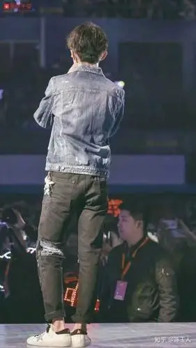 有没有易烊千玺背影图?