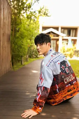 李程彬示范深秋降温穿搭 慵懒有型