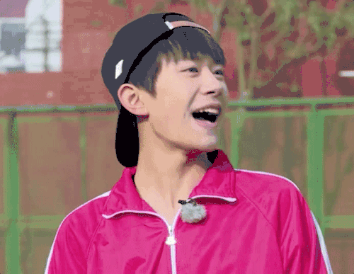 易烊千玺张嘴拍手帽子苍天饶过谁四字弟弟gif动图_动态图_表情包下载