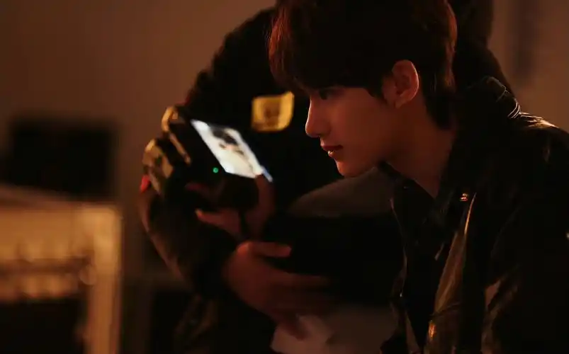 丁程鑫最新随拍!解锁黑色皮衣造型,颜值优越又酷又帅__财经头条