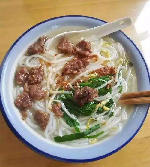 龙岩最通俗的美食莫过于清汤粉,粉有筷子头那么粗,加上几片青菜和牛肉