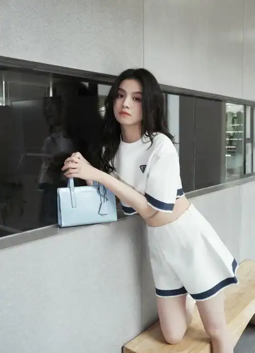 演员春夏发布周五随拍写真露脐装配短裤青春洋溢