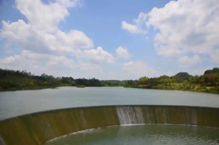 贵阳月亮湖  盛夏阳光下的月亮湖湖公园,景色不错.