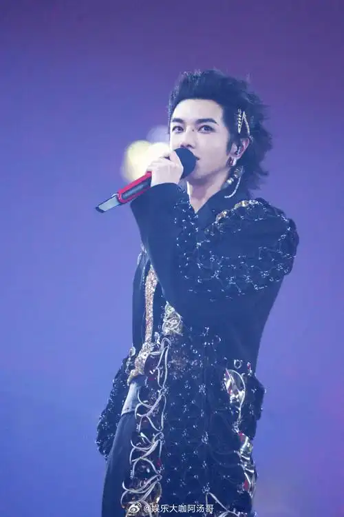 华晨宇演唱会粉丝又翻车了##华晨宇演唱会大屏背景是恶评