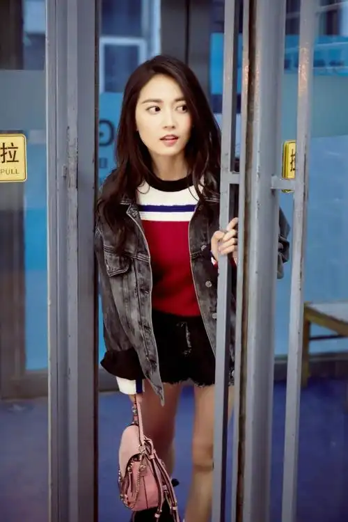 新晋小花旦@陈钰琪yukee近日曝光一组街拍写真,脚踩马丁靴,一双大长腿