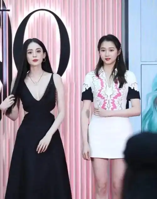 深v裙两边还挖个洞,90斤关晓彤看着都没她腰细|古力娜扎|深v_网易订阅