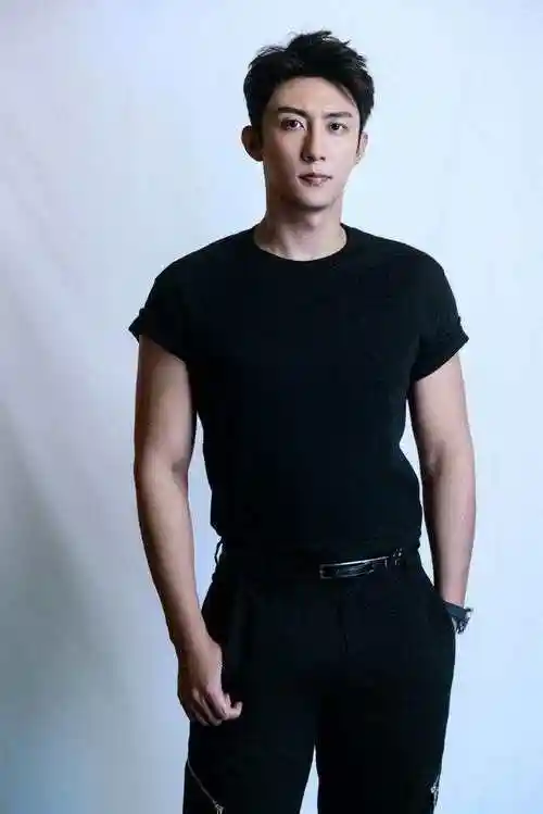 中国身高最高的10位男明星排行,这十位明星平均身高超过190cm