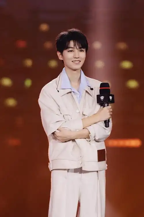 王俊凯校服造型路透蓝白校服少年感满满顺毛也很乖太帅了