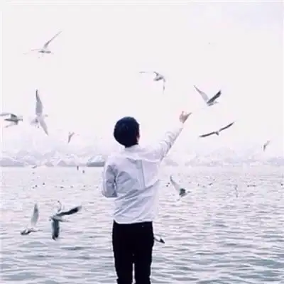 青春洋溢的男生背影微信头像