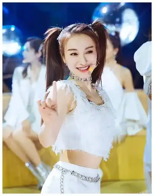 吴昕穿搭曝光绿发照片惊艳头上戴蕾丝头巾如精灵降临