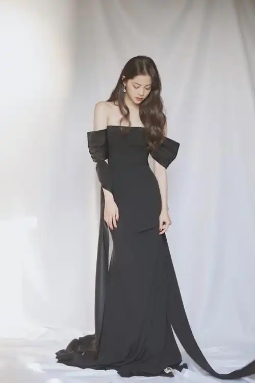 欧阳娜娜"磕"柱子上,穿水钻上衣配牛仔裤,头顶茶杯呆萌可爱