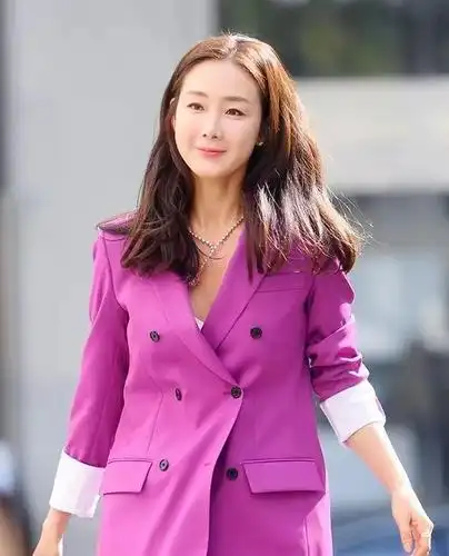 44岁崔智友气质真好穿紫色西装套装亮相造型虽简约但气质惊艳