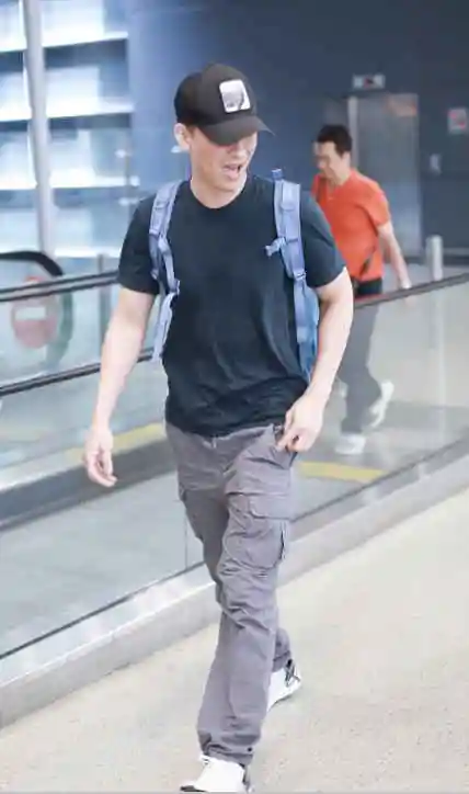 黄立行身穿休闲裤黑色t恤,男人味十足了,走路的时候也是步步生风,肌肉