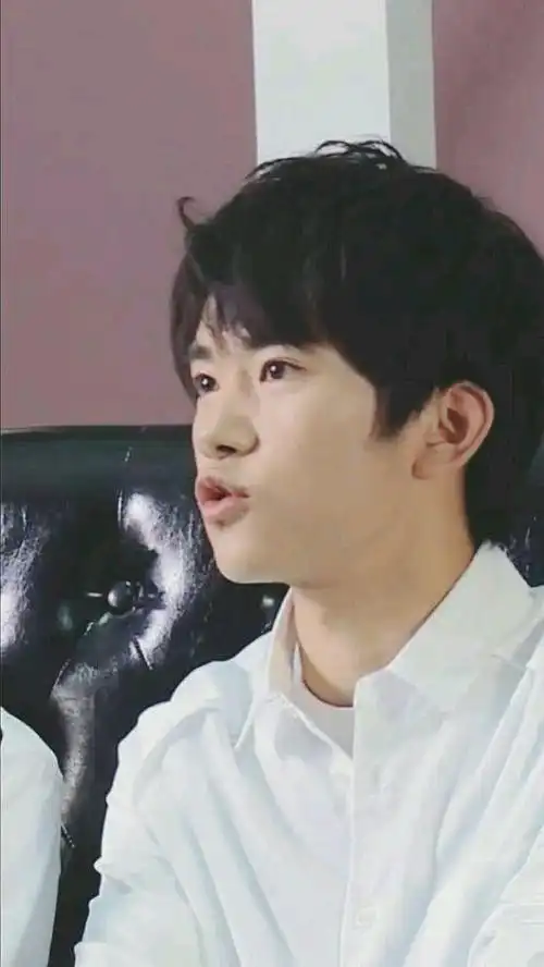 易烊千玺笑的时候我感觉自己恋爱了