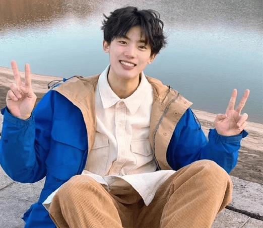 少年感十足烫发发型,帅气清爽,蓬松立体有型