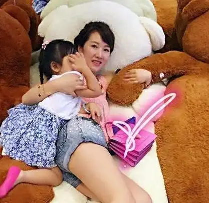 【图】李念女儿相片呆萌可爱 阔太不炫富惹争议