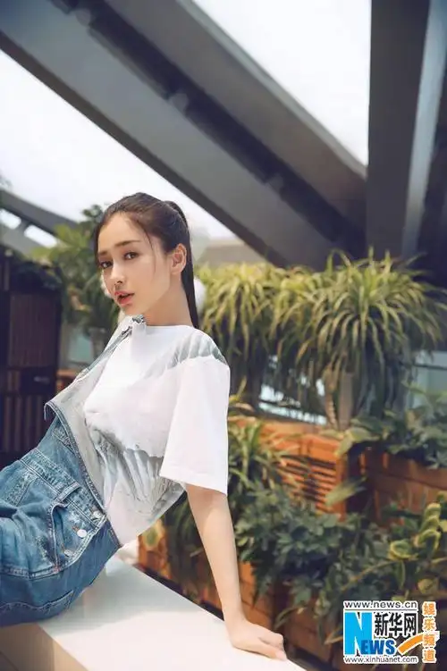 angelababy实力演绎 酷女孩都爱背带牛仔裤